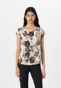 Blouse à manches courtes de couleur beige clair avec un motif floral sombre agrémenté de touches de vert et de rose, col rond et coupe décontractée.