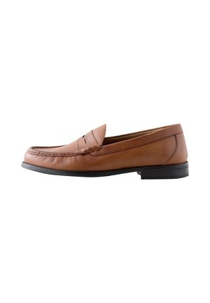Pruun nahast penny loafers musta tallaga, moc toe õmblustega ja libisemisvaba disainiga, näidatud küljelt valgel taustal.