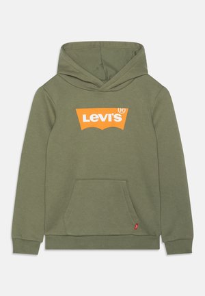 Oliwkowa bluza z kapturem Levi's z przednią kieszenią typu kangurka i pomarańczowym logo Levi's na piersi, wyposażona w prążkowane mankiety i dół.
