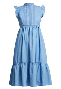 Světle modré šaty z chambraye s volánkovými rukávy, vysokým límcem, vyšívanými detaily a rozšířenou sukní s vrstvením. Hladká textura.