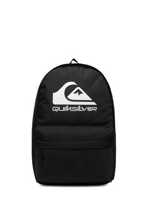 Czarny plecak z przednią kieszenią na zamek i białym logo Quiksilver z falą i górą na górnym przednim panelu.