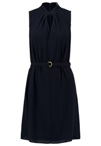 Robe noire sans manches longueur genoux avec col haut torsadé, encolure goutte d'eau et ceinture assortie avec boucle ronde dorée.