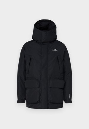 Parka nera isolata con colletto alto, cappuccio regolabile, due grandi tasche anteriori e tasca laterale con zip per riporre gli oggetti.