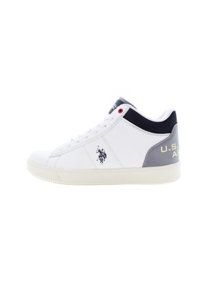 Sneaker bianco con tomaia in pelle liscia, accenti in suede blu navy e grigio sul tallone e logo stampato di lato. Suola in gomma testurizzata.