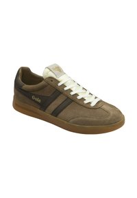 Bruine suede sneaker met donkere strepen, witte veters, een gumrubberen zool en "Gola" branding op de zijkant en de tong.
