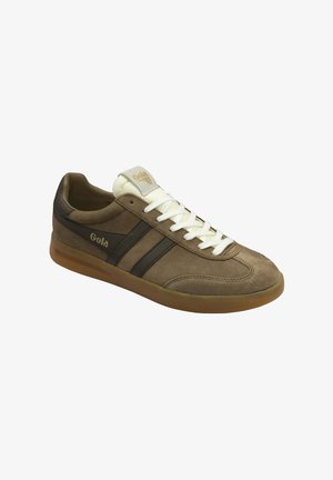 Sneaker in suede marrone con strisce scure, lacci bianchi, suola in gomma e logo "Gola" sui lati e sulla linguetta.