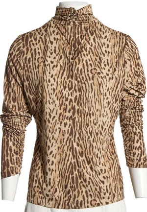 Langærmet leopardprint top med rynket højhalset krave og opsamlede ærmer på en hvid mannequin torso.