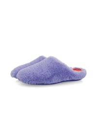 Chaussons violets en peluche avec une texture douce et moelleuse et un design ouvert à l'arrière. Les semelles semblent plates et sont légèrement profilées pour le confort.