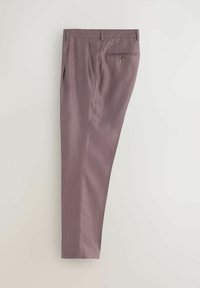 Pantalon mauve slim avec poches latérales, passants de ceinture et une poche arrière boutonnée, présenté sur un fond neutre.