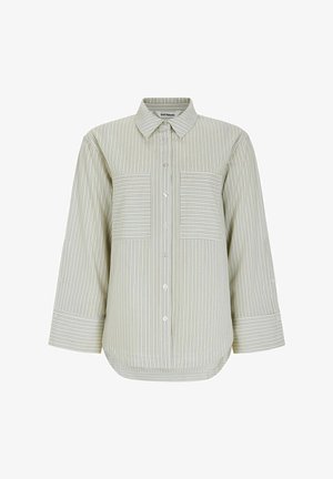 Svetlozelena srajca z dolgimi rokavi, z navpičnimi belimi črtami, dvema sprednjima žepoma, zapiranjem na gumb in klasičnim ovratnikom. Mehka tekstura tkanine.