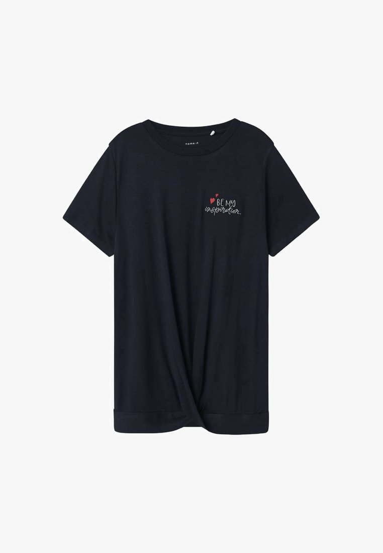 T-shirt bleu marine en matériau doux. Présente des manches courtes, un col rond et un design frontal torsadé avec le texte "Sois mon inspiration".