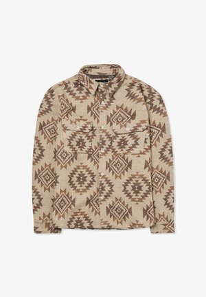 Camicia a fantasia marrone realizzata in tessuto intrecciato, con design geometrici in tonalità di marrone e marrone scuro. Due tasche sul petto con chiusura a bottoni.