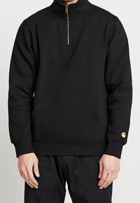 Zwarte quarter-zip sweatshirt van een katoenmix, met een voorzak in kangoeroestijl en een kleine gouden logo-accent op de linkermouw.