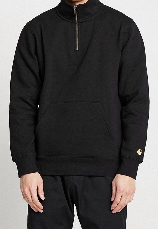 Zwarte quarter-zip sweatshirt van een katoenmix, met een voorzak in kangoeroestijl en een kleine gouden logo-accent op de linkermouw.