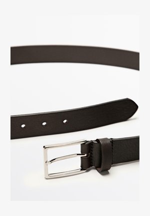 Černý kožený pásek s hladkou texturou, vybavený stříbrnou kovovou sponou, dírkami pro nastavení a čistým, minimalistickým designem.