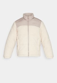 Puffjacka med en mjuk krämfärgad sherpa-kropp och en ljusbeige nylonaxelpanel. Har hög krage, framdragkedja och sydda detaljer.