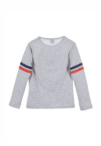 T-shirt grigia a maniche lunghe in cotone morbido, con scollatura tonda e accenti a righe rosse e blu sulle maniche. Design semplice e vestibilità rilassata.