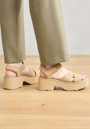 NEW HEIGHTS ANKLE STRAP - Platforminiai sandalai - mustard seed