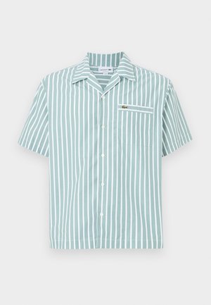 Kurzarmhemd in Hellgrün mit weißen vertikalen Streifen. Verfügt über eine durchgehende Knopfleiste, eine einzelne Brusttasche und ein kleines Logo auf der Tasche.