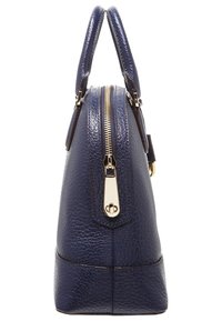 Granatowa torba skórzana o fakturze, z podwójnymi uchwytami i złotym zamkiem błyskawicznym, przedstawiona z boku.