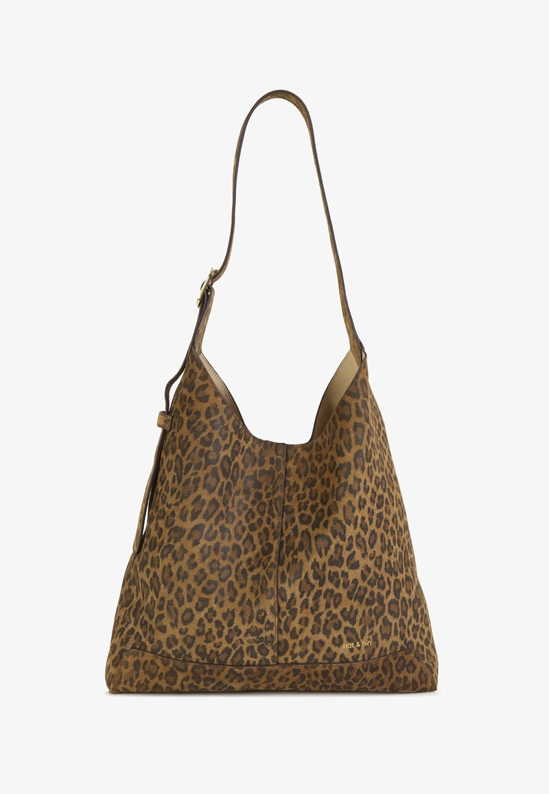 Sac à épaule imprimé léopard avec un extérieur doux et texturé et une forme incurvée. Dispose d'une bandoulière unique réglable et d'accents métalliques dorés.