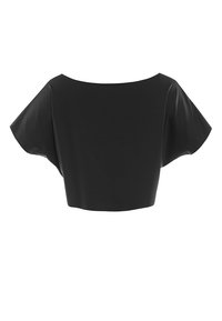 Top corto nero con ampia scollatura a barca e maniche corte a volant, realizzato in tessuto leggero e liscio con una consistenza morbida.