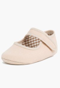 Jasnoróżowe płócienne buty z zaokrąglonym noskiem i rzepem. Wnętrze z brązowym i białym wzorem w kratkę. Miękki, elastyczny materiał.