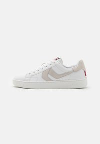 Hvide lædersneakers med beige ruskindsdetaljer, tekstureret side-logo, rund tå, snørebåndslukning og en hvid gummisål.