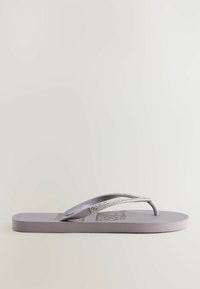 Infradito viola con una suola spessa e testurizzata. La cinghia presenta una finitura lucida con dettagli di strass trasparenti per decorazione.