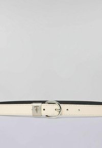 Pasek z dwukolorowym wzorem: kremowy przód i czarny tył, srebrna sprzączka z logo oraz równomiernie rozmieszczone otwory do regulacji.