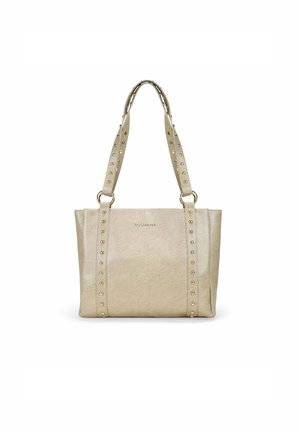 Bolso de mano beige de cuero sintético texturizado, con correas con tachuelas y herrajes en tono dorado. Forma rectangular con dos asas.