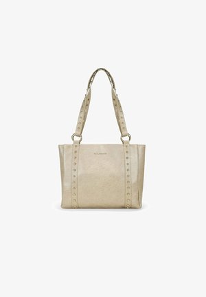 Bolso de mano beige de cuero sintético texturizado, con correas con tachuelas y herrajes en tono dorado. Forma rectangular con dos asas.