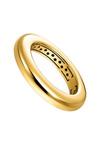 Anillo de oro con un exterior liso y redondeado y una banda interior perforada. Presenta una superficie pulida y tiene forma circular.
