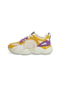 Sneaker con un colore giallo e viola, materiali in suede e mesh, punta tonda, suola bianca spessa e un logo sulla linguetta.