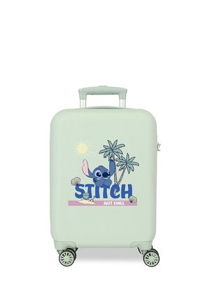 Maleta verde claro con cuatro ruedas que presenta un personaje de dibujos animados azul, Stitch, palmeras, sol, conchas y el texto "STITCH Just Chill."