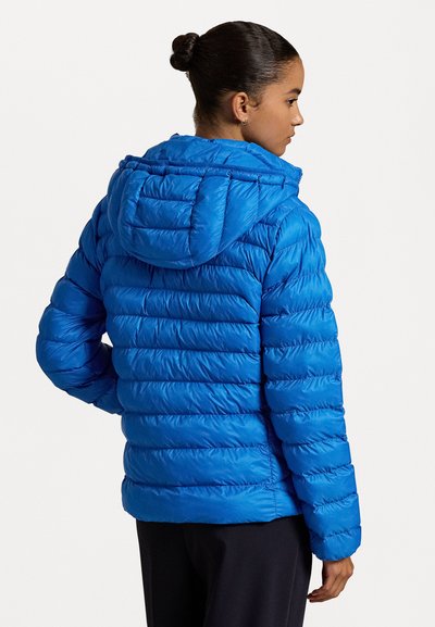 Blauwe pufferjack met horizontaal gestikt patroon, capuchon en lichtgewicht materiaal. Kenmerkt elastische manchetten en een aansluitend ontwerp.