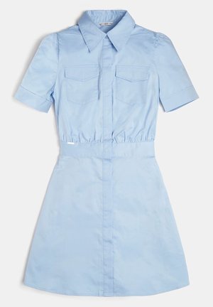 Jasnoniebieska sukienka z krótkimi rękawami, kołnierzykiem, dwoma kieszeniami na piersi i elastycznym stanem, wykonana z gładkiego, błyszczącego materiału.