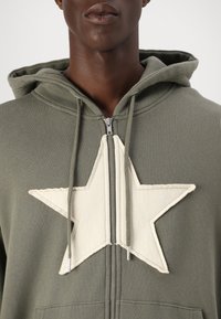 YOURTURN UNISEX - Jaka ar rāvējslēdzēju - khaki