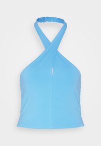 Haut bleu clair à dos nu avec un design à bretelles croisées, un détail froncé au niveau du cou et une découpe en forme de goutte à l'avant, confectionné en tissu lisse.
