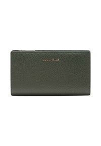 Portafoglio in pelle texture verde scuro con logo metallico. Forma rettangolare, linee pulite e chiusura con zip per una conservazione sicura.