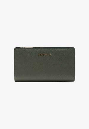 Billetera de cuero texturizado verde oscuro con un logo metálico. Forma rectangular, líneas limpias y cierre con cremallera para un almacenamiento seguro.