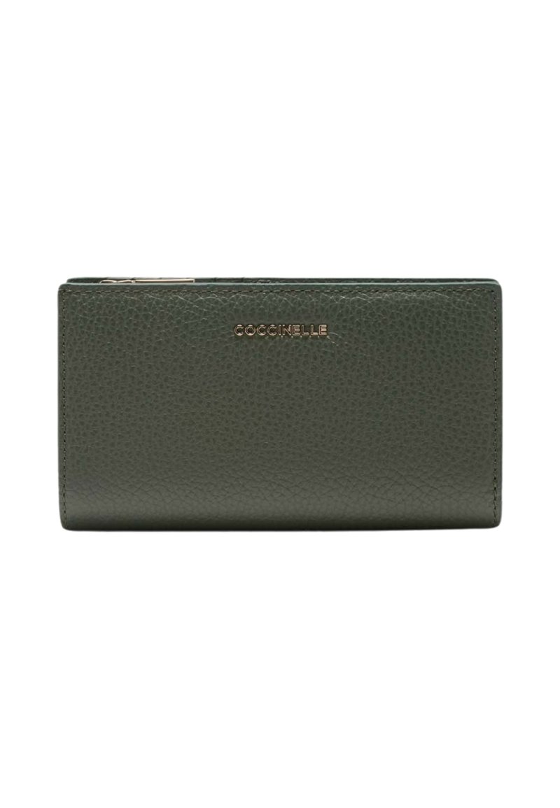 Portafoglio in pelle texture verde scuro con logo metallico. Forma rettangolare, linee pulite e chiusura con zip per una conservazione sicura.