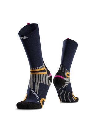 Donkerblauwe sportsokken met grijze, gele en roze accenten, met labels voor linkervoet en rechtervoet, gepositioneerd op een witte achtergrond.