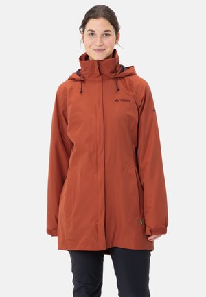 Veste imperméable orange avec un col montant, une capuche ajustable et deux poches avant. Présente un logo sur la poitrine et une fermeture éclair.
