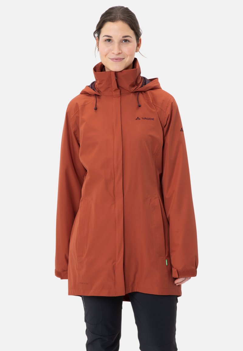 Giacca impermeabile arancione con colletto alto, cappuccio regolabile e due tasche frontali. Presenta un logo sul petto e chiusura con zip.