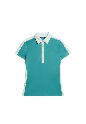 Polo di colore turchese con un design texture, accenti bianchi sulle spalle, tre bottoni e un logo stampato sul petto.