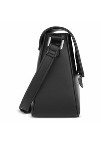 Borsa a mano in pelle nera con una forma strutturata, tracolla regolabile e dettagli in metallo. Texture liscia senza motivi visibili.
