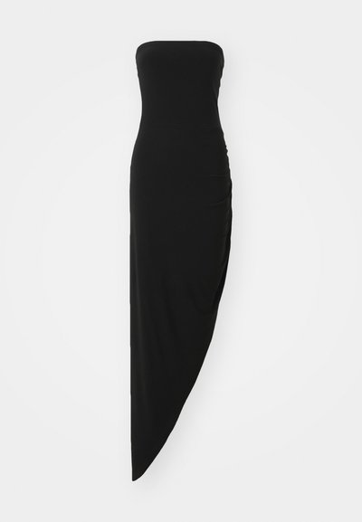 Abito nero senza spalline realizzato in tessuto liscio, con un corsetto aderente e un orlo asimmetrico con dettagli arricciati su un lato.