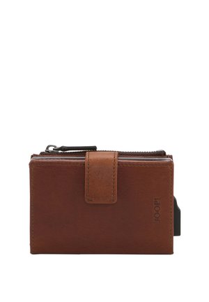 Braune Lederbrieftasche mit Druckknopfverschluss, Reißverschlussfach oben und einer kleinen schwarzen Karte an der Seite.