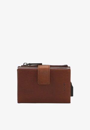 Braune Lederbrieftasche mit Druckknopfverschluss, Reißverschlussfach oben und einer kleinen schwarzen Karte an der Seite.